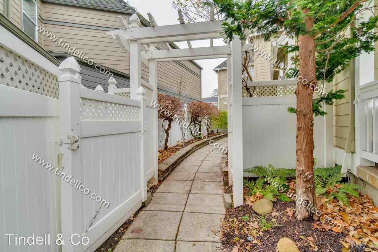 1333 Ne Charles Ct - Photo 2 of 29