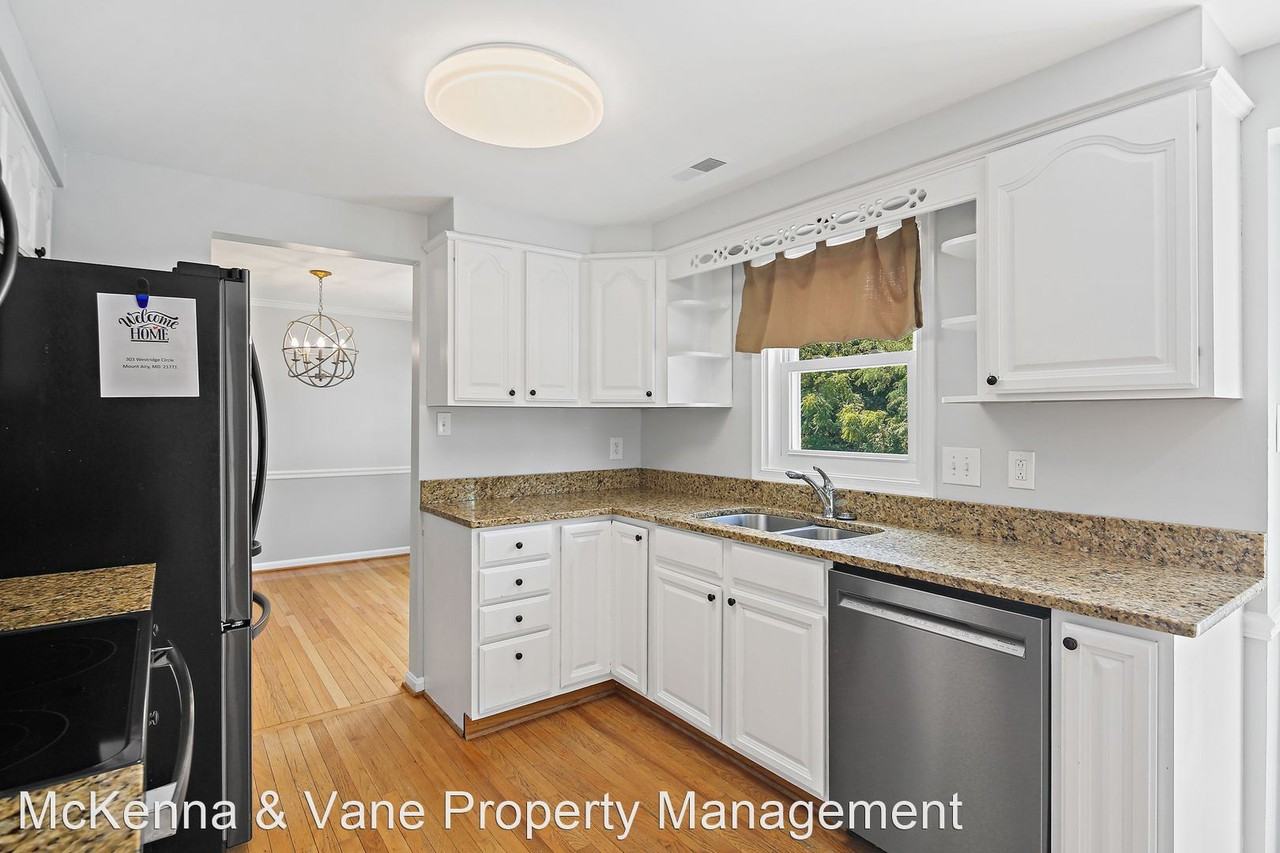 303 Westridge Cir - Photo 3 of 50