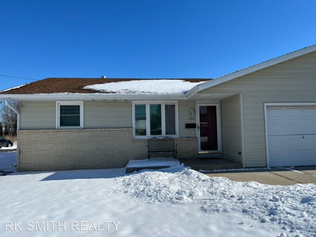 1304 N Randall Ave, Janesville, WI 53545 2 Bedroom Apartment for 1,195