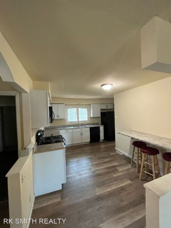 1304 N Randall Ave - Photo 3 of 7