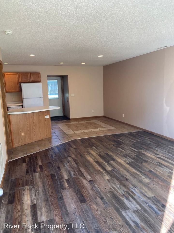 552 10th Ave Se - Photo 2 of 23