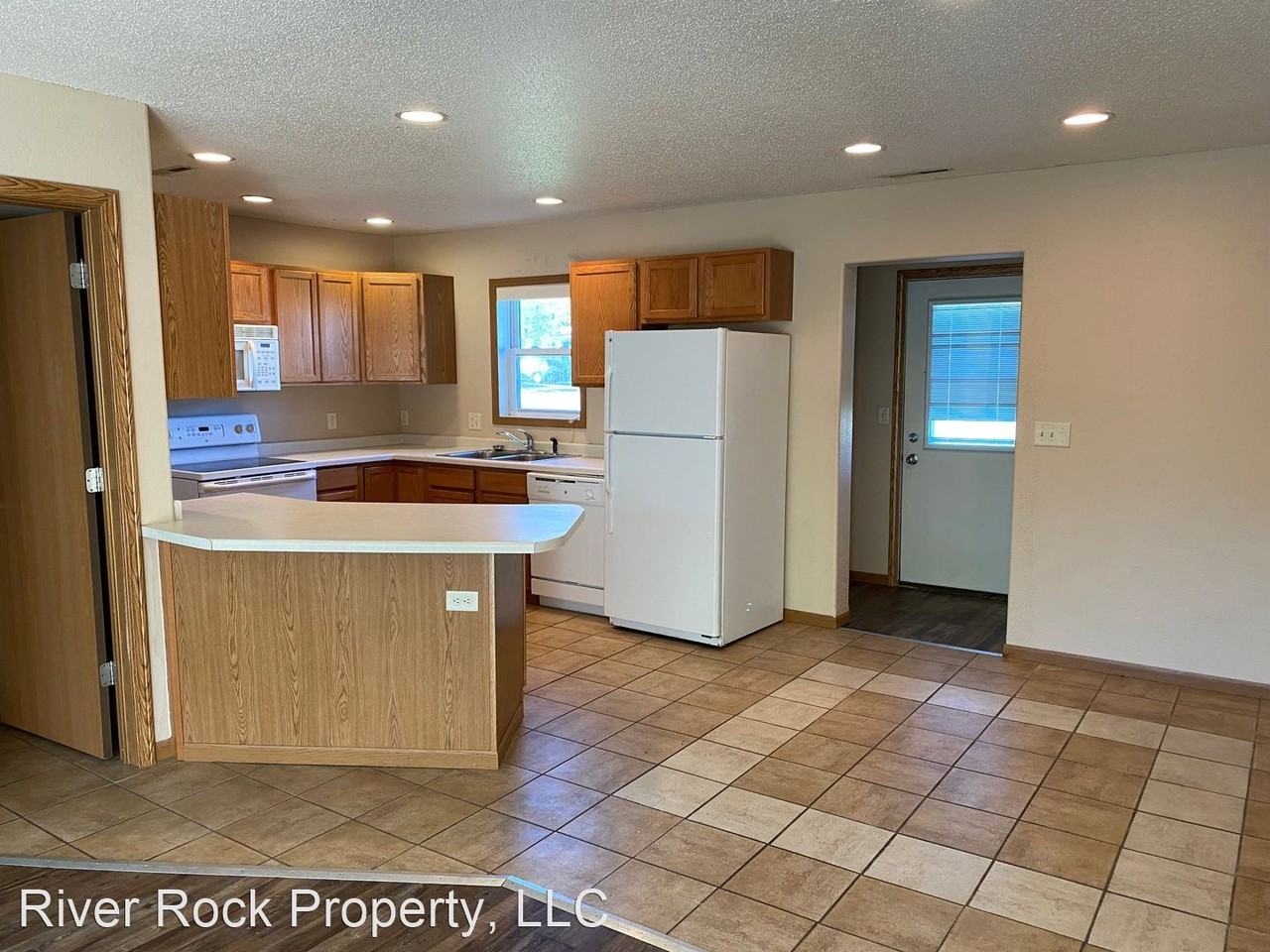 552 10th Ave Se - Photo 3 of 23