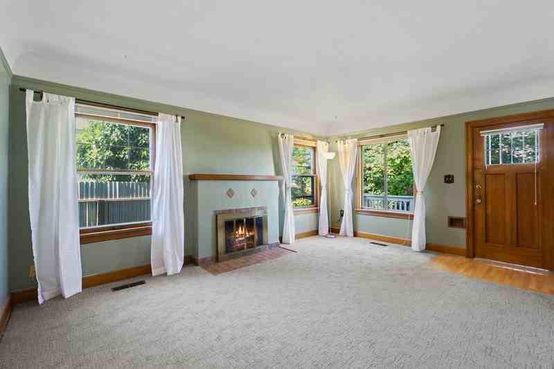 4021 40th Ave Sw - Photo 2 of 19