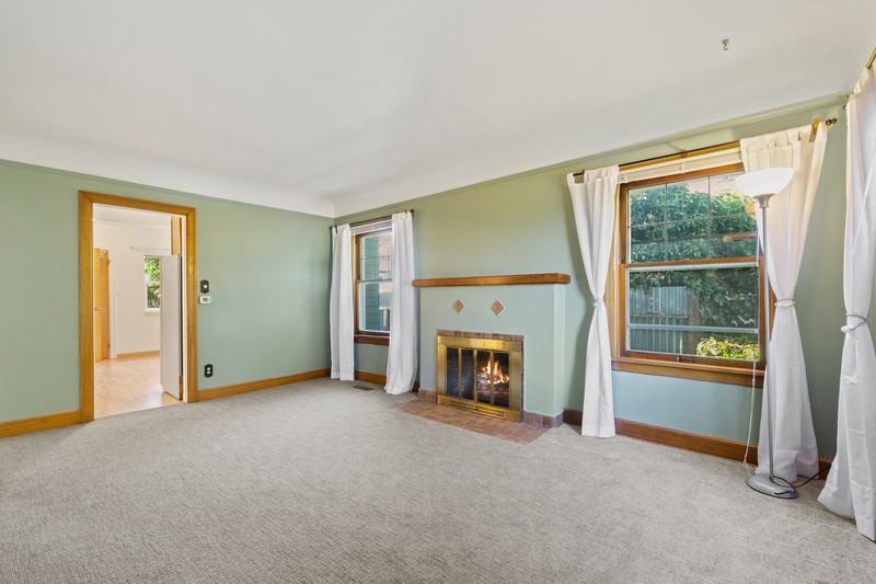 4021 40th Ave Sw - Photo 3 of 19