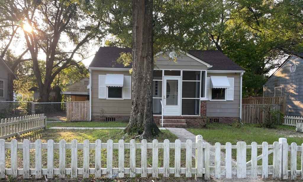 305 Bay St - Photo 2 of 26