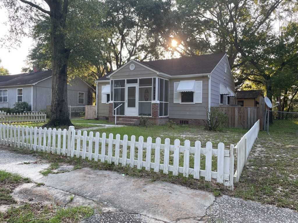 305 Bay St - Photo 3 of 26