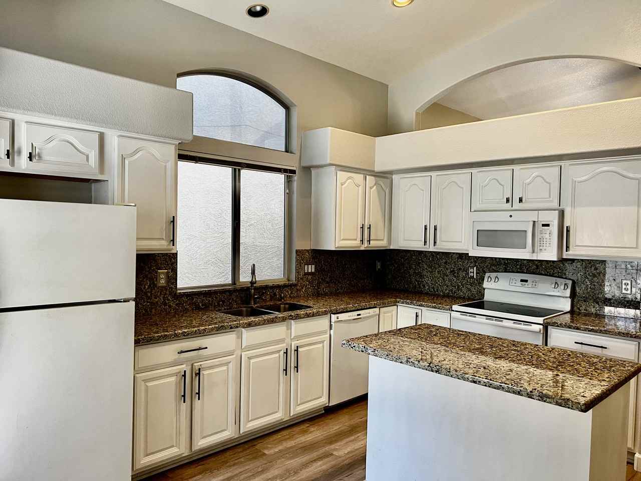 3438 E Rockwood Dr - Photo 5 of 14