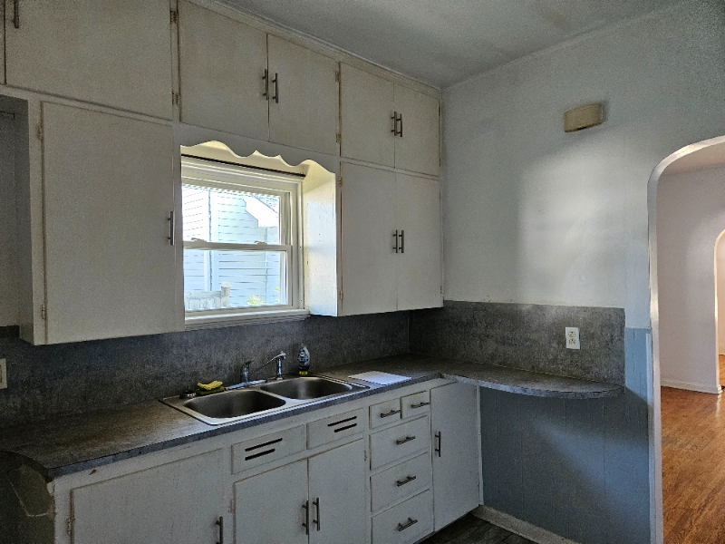 1010 Woodsdale Ave - Photo 2 of 3