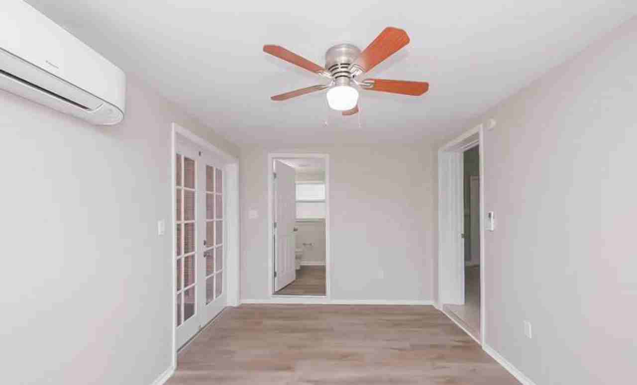 318 Eastway Dr - Photo 2 of 11