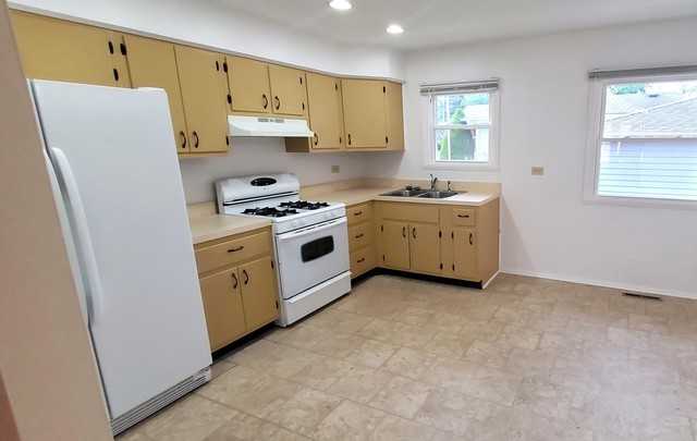 426 N Lord Ave - Photo 2 of 15