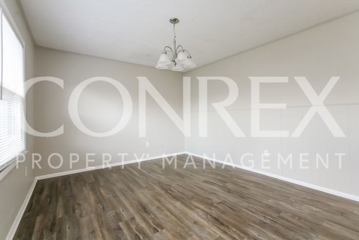 512 W 6th St - Photo 2 of 8