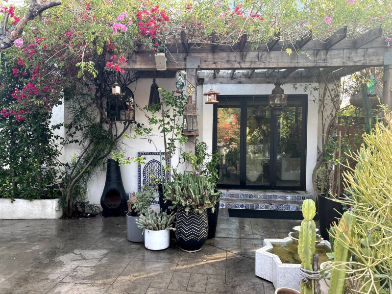 1126 N Hoover St - Photo 5 of 22