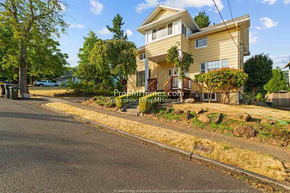 2063 Canemah St - Photo 2 of 42
