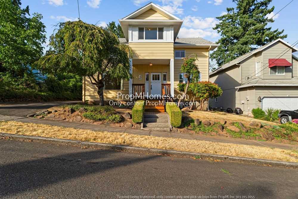 2063 Canemah St - Photo 3 of 42