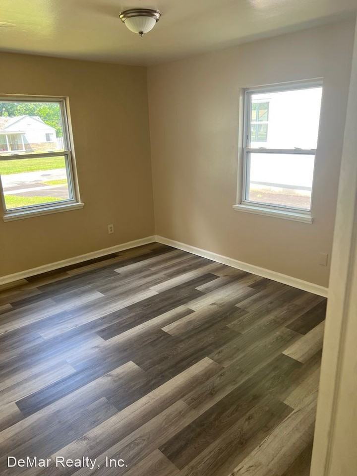 233 S Bon Air Ave - Photo 3 of 8