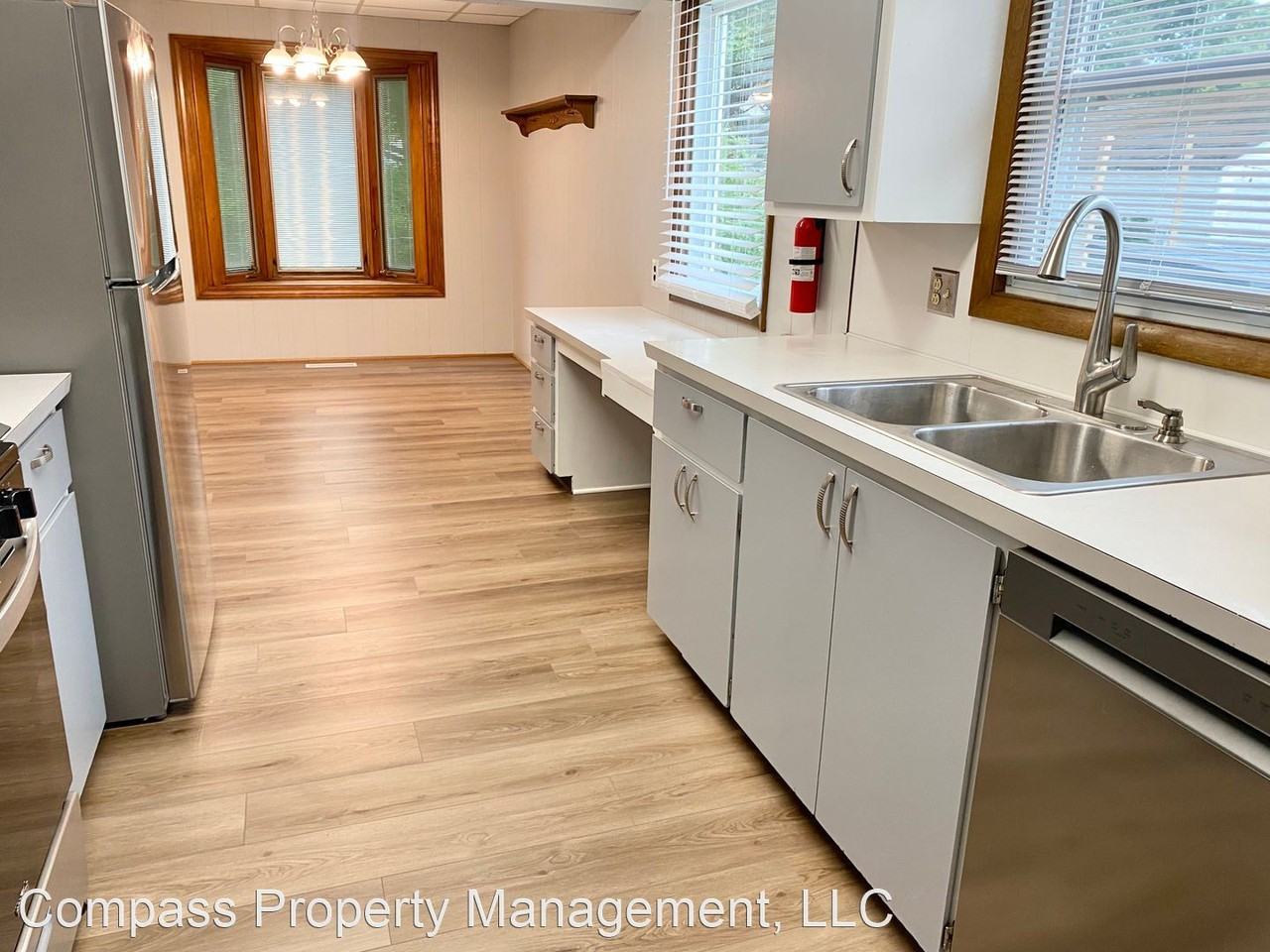 138 Lawrence St Ne - Photo 2 of 14