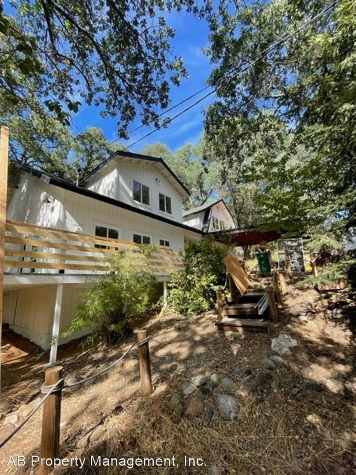 5650 Hollyberry Ln - Photo 3 of 27