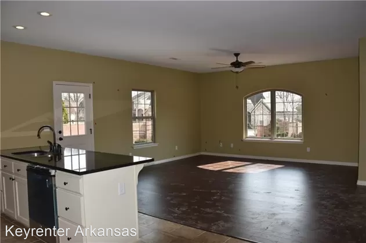 3050 Greystone Dr - Photo 2 of 5