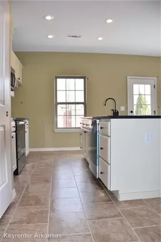 3050 Greystone Dr - Photo 3 of 5