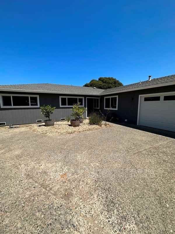 9285 Canyon Oak Rd, Salinas, CA 93907 3 Bedroom House for 3,500/month