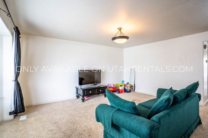 1344 Se - Photo 3 of 27
