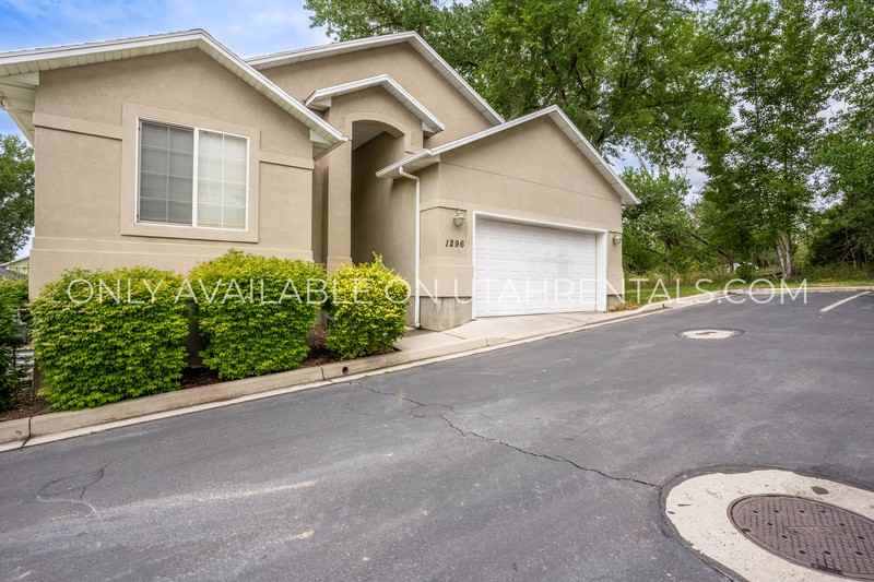 1296 Se - Photo 2 of 16