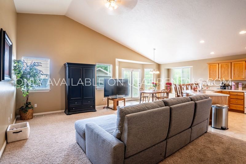 1296 Se - Photo 4 of 16