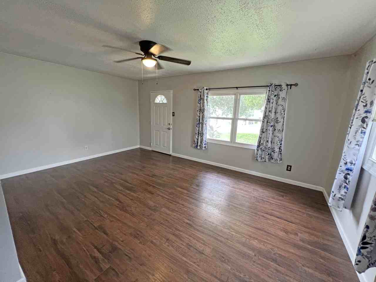 1910 Wengler Ave - Photo 2 of 9