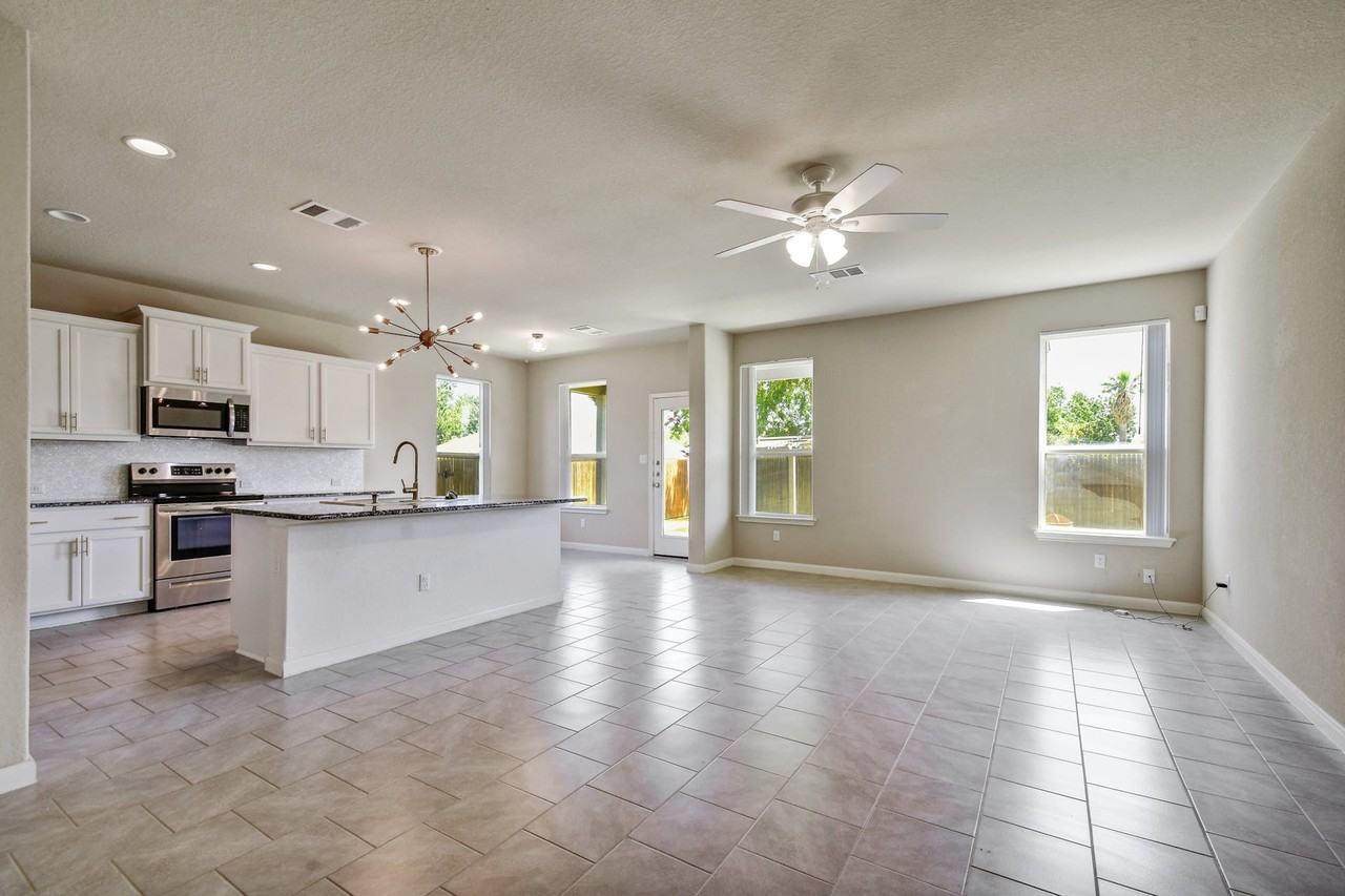 2061 Flintshire Dr - Photo 5 of 30