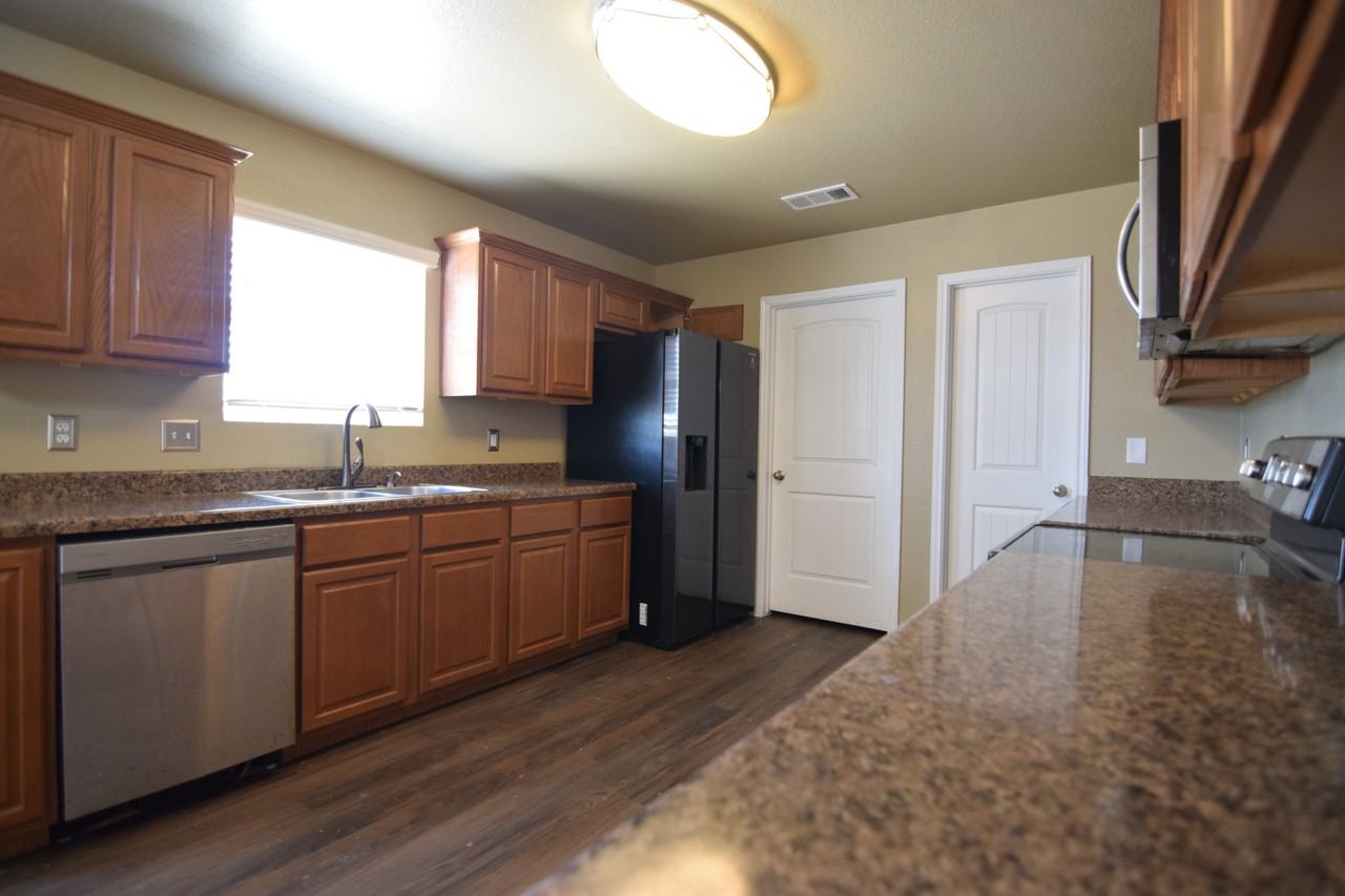 300 Curtis Dr - Photo 4 of 23