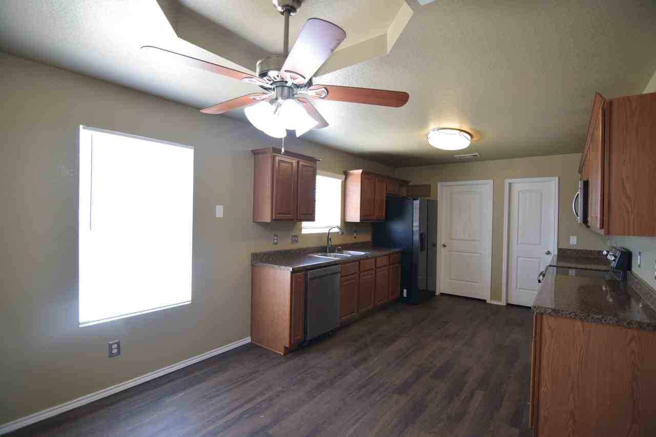 300 Curtis Dr - Photo 6 of 23