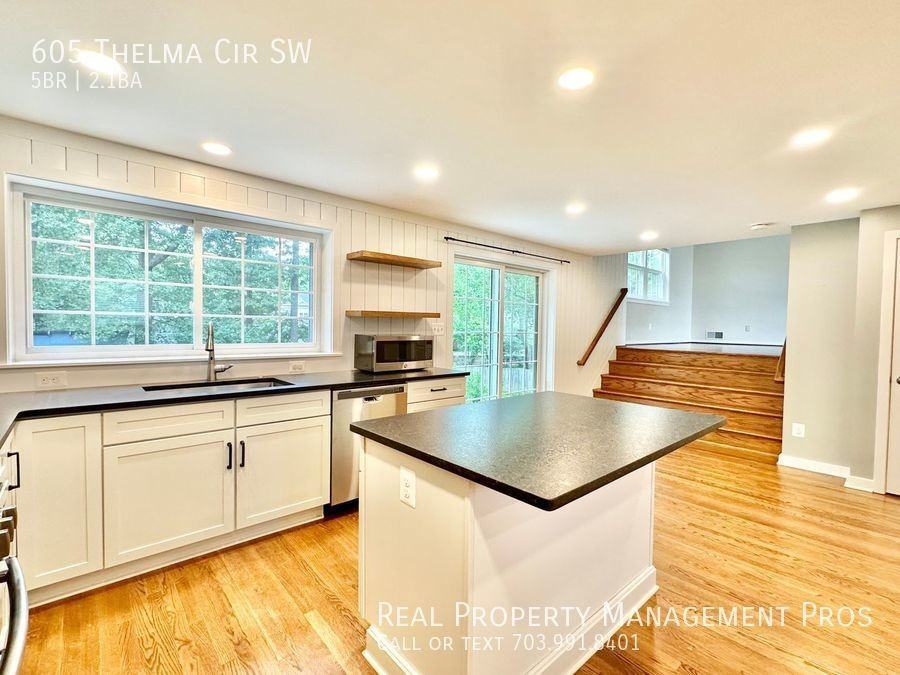 605 Thelma Cir Sw - Photo 3 of 38