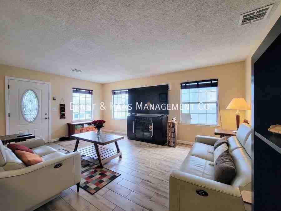 21417 Rossford Ave - Photo 4 of 23