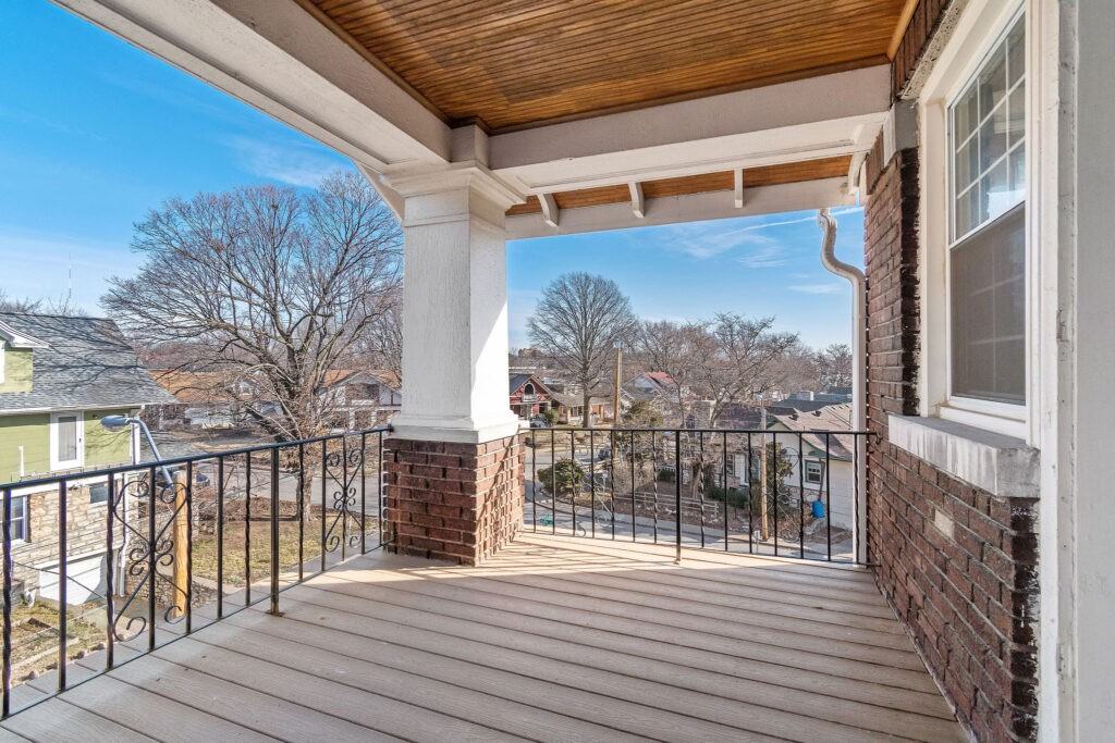 1005 W 41st St - Photo 3 of 8