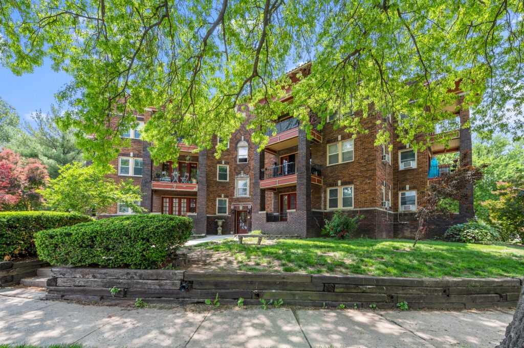 2732 Charlotte St - Photo 2 of 15