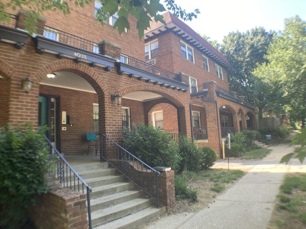 2732 Charlotte St - Photo 3 of 15