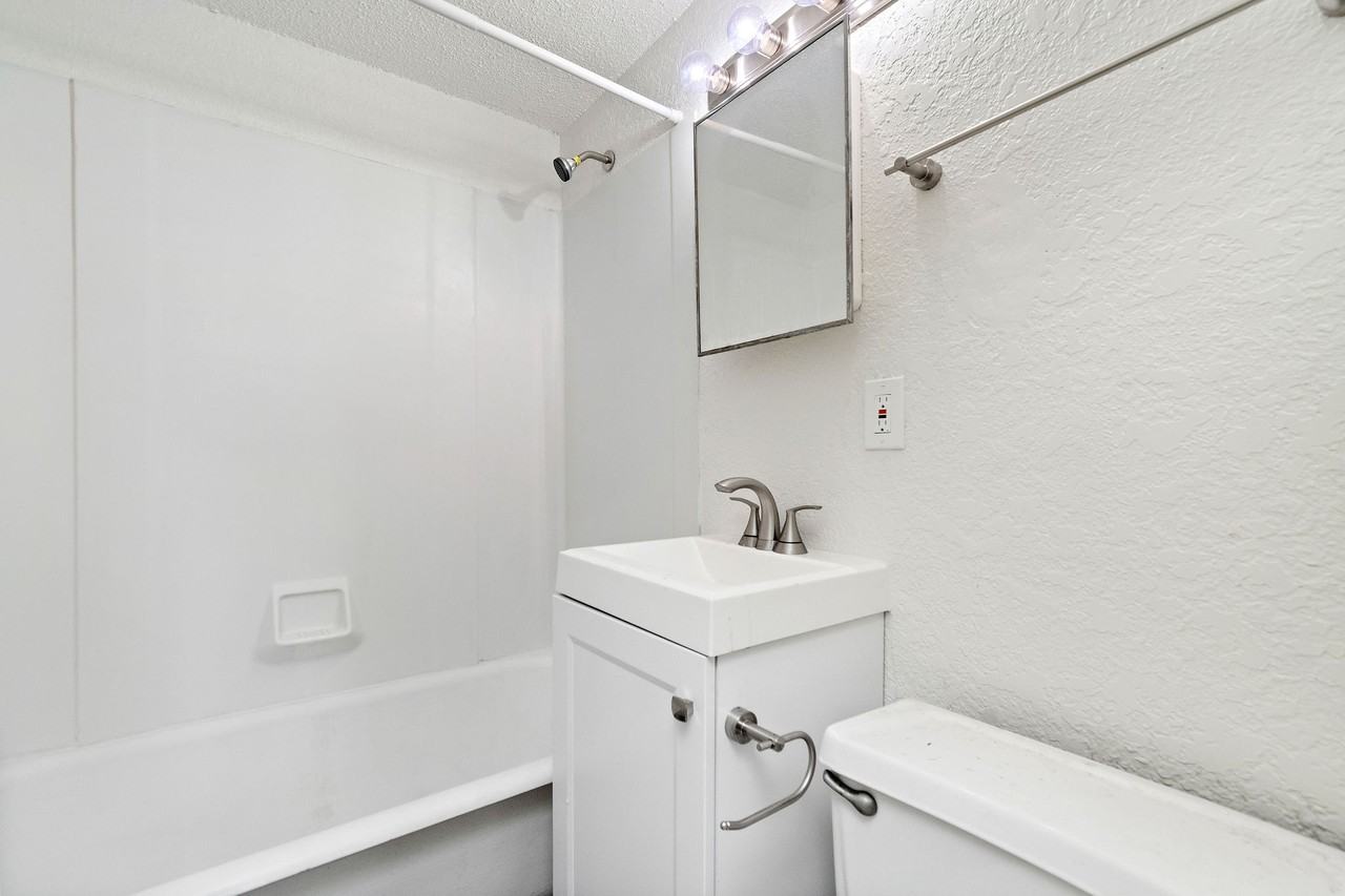 2732 Charlotte St - Photo 5 of 15