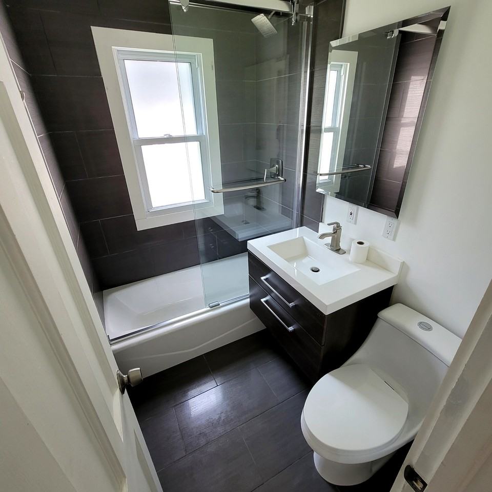 2542 23rd St #1 - Photo 4 of 12