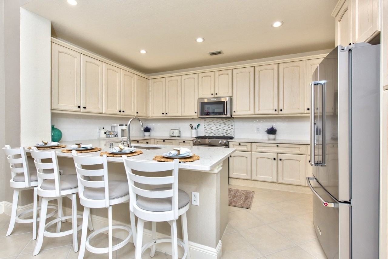 9242 Tesoro Ln - Photo 4 of 40