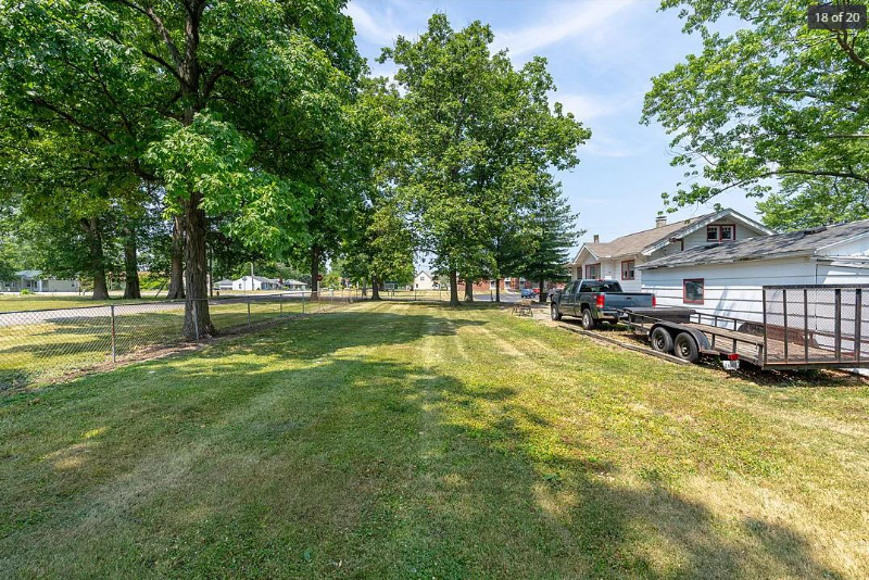 1520 N Summit Ave - Photo 2 of 11