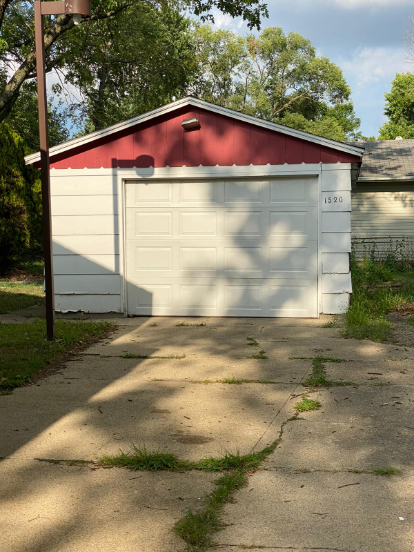 1520 N Summit Ave - Photo 3 of 11
