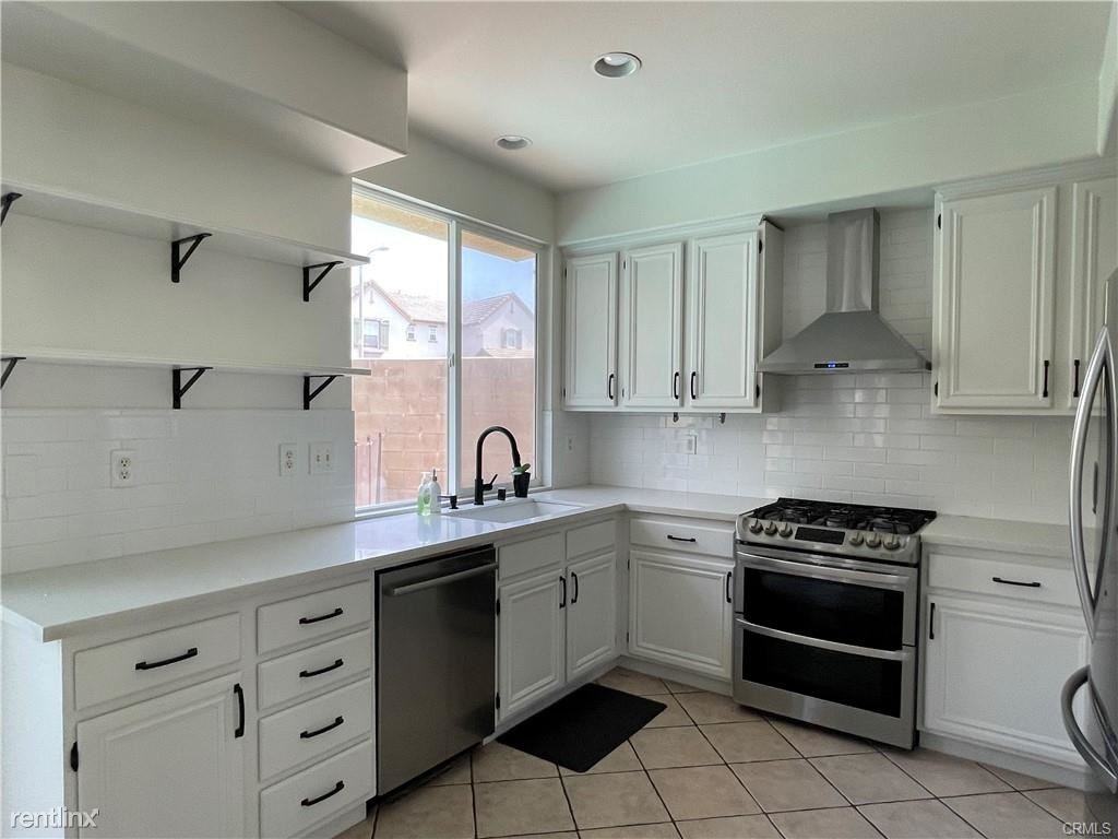 1025 E Thomann Dr - Photo 3 of 10