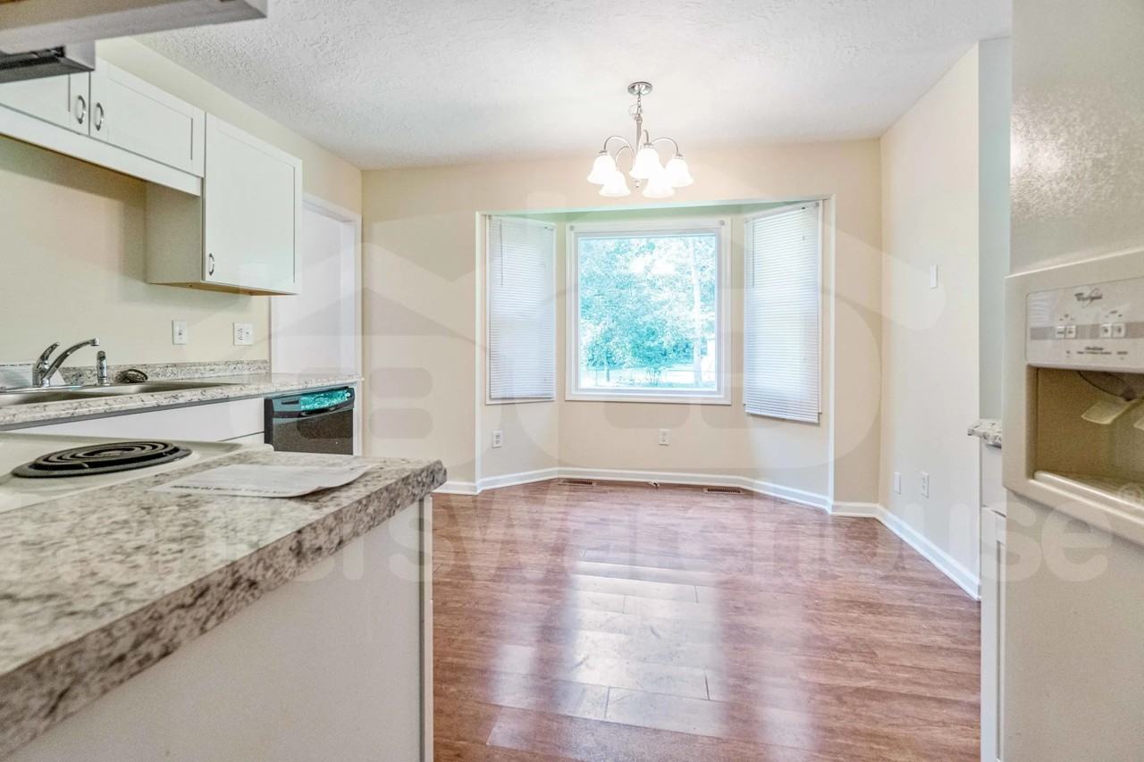 5009 Roxshire Ct - Photo 3 of 24