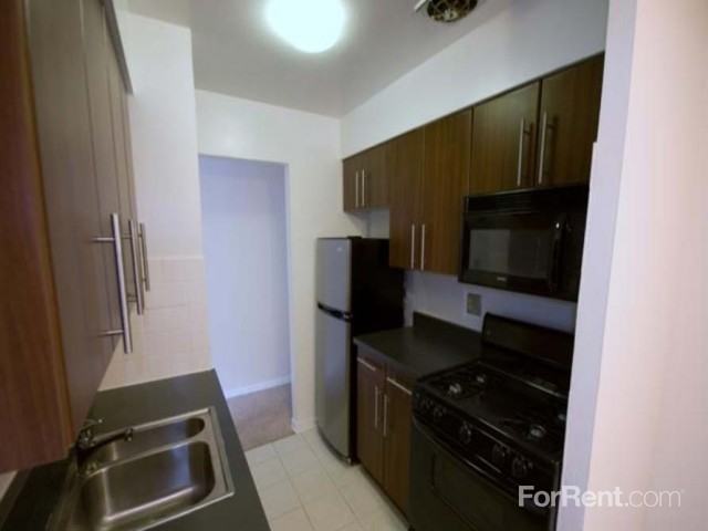 455 West Wellington Apartments - Photo 3 of 13