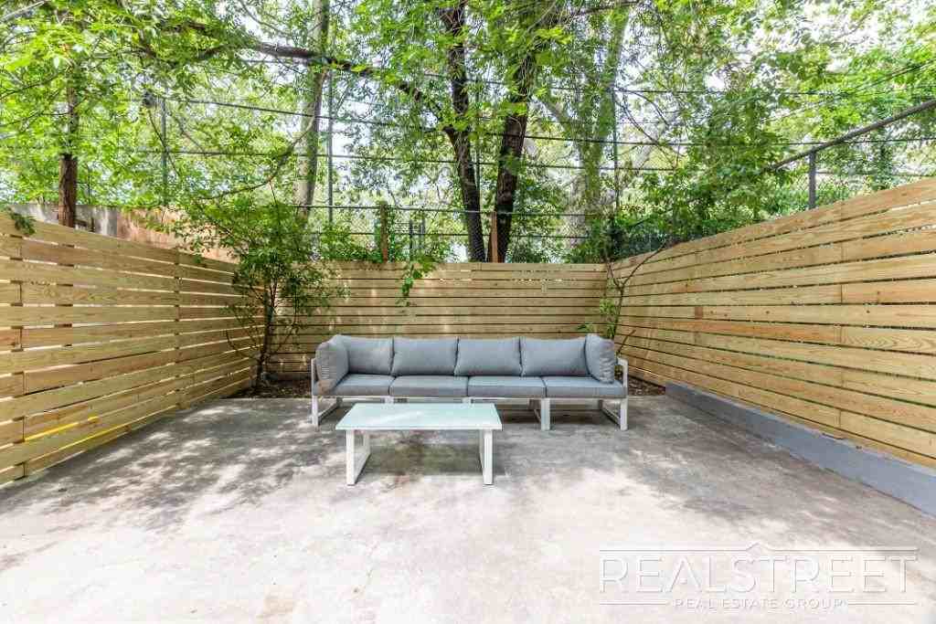 697 Dekalb Ave #4R - Photo 5 of 6