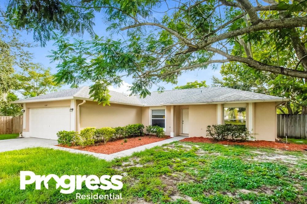 11747 Crescent Pines Blvd - Photo 3 of 16