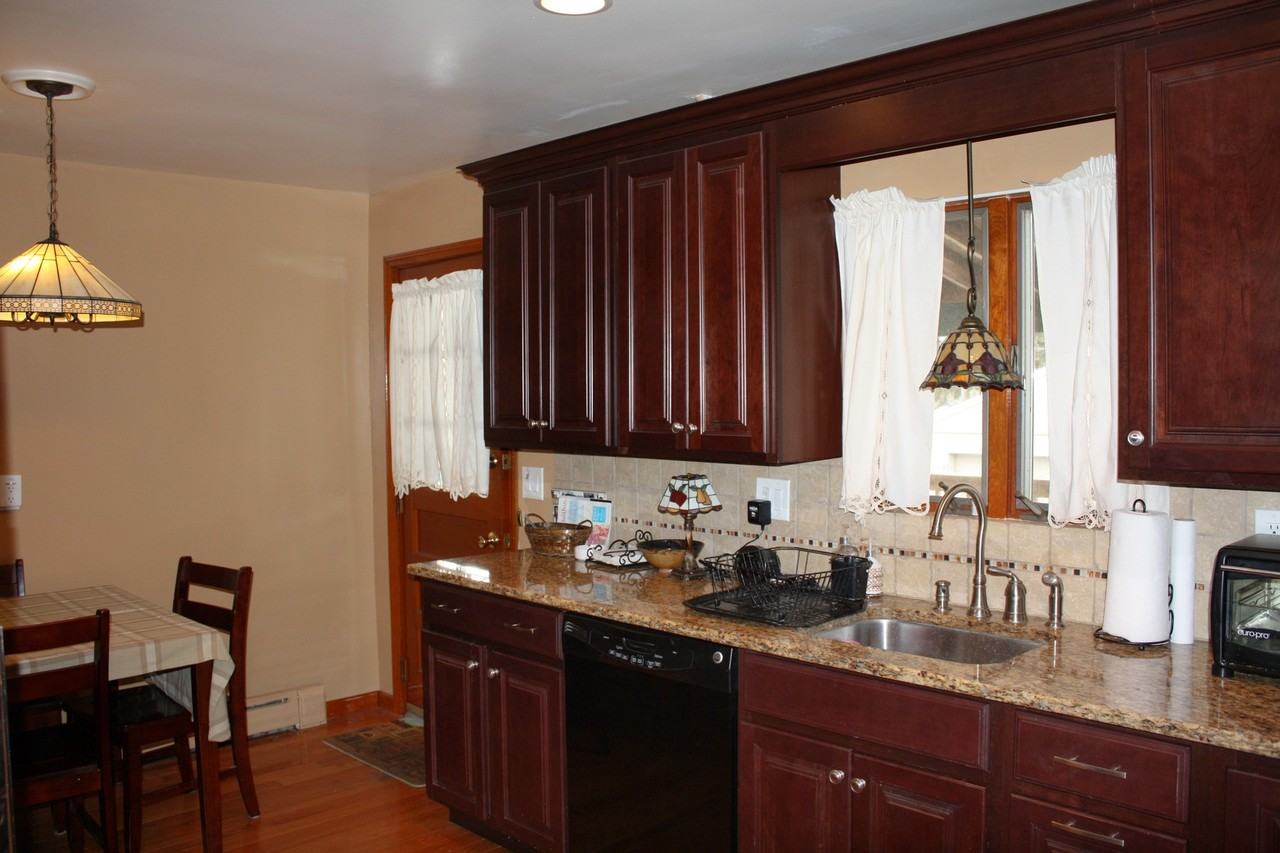 81 Hastings Ave - Photo 3 of 19