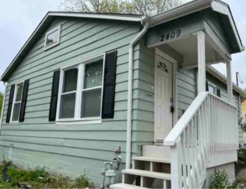 2409 Chestnut Ave - Photo 2 of 14