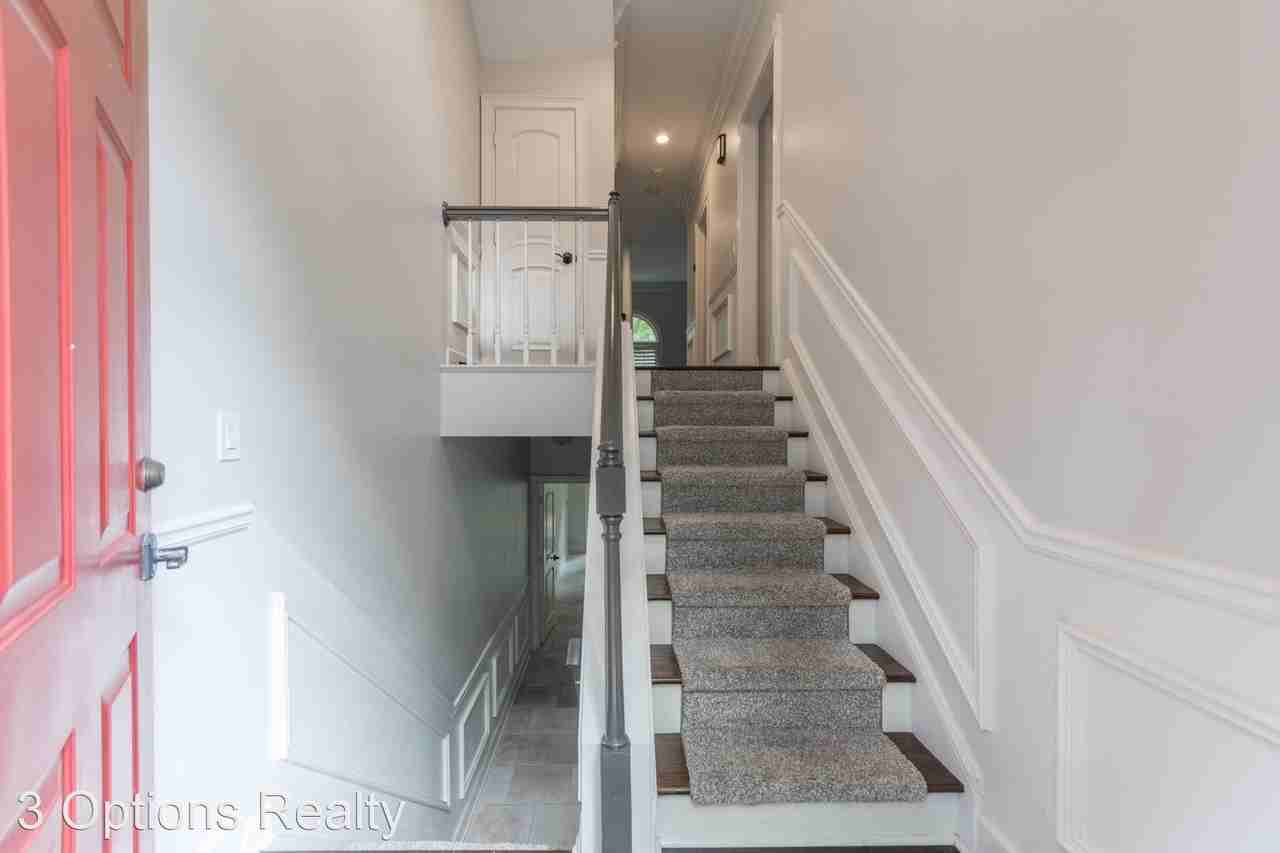 856 Embassy Ct Ne - Photo 3 of 25