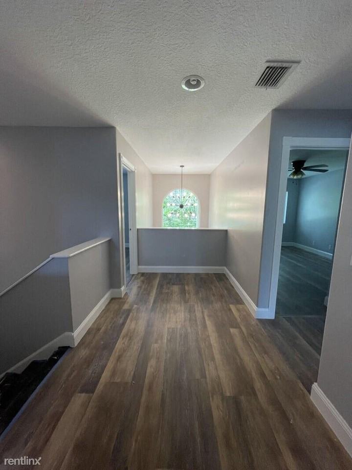 1019 Egret Cir N - Photo 2 of 13